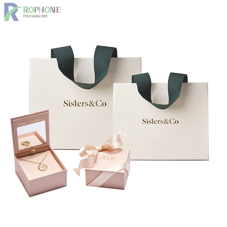 pequeñas bolsas de papel